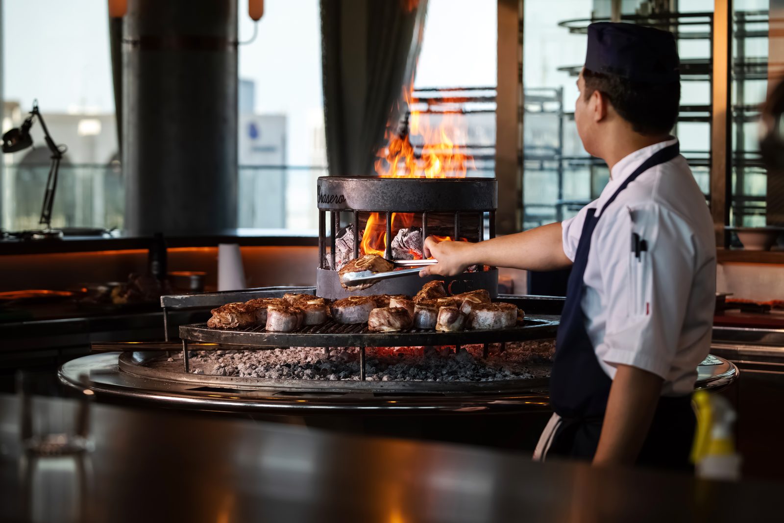 Brasero Atlántico Bahrain: The live fire grill in action