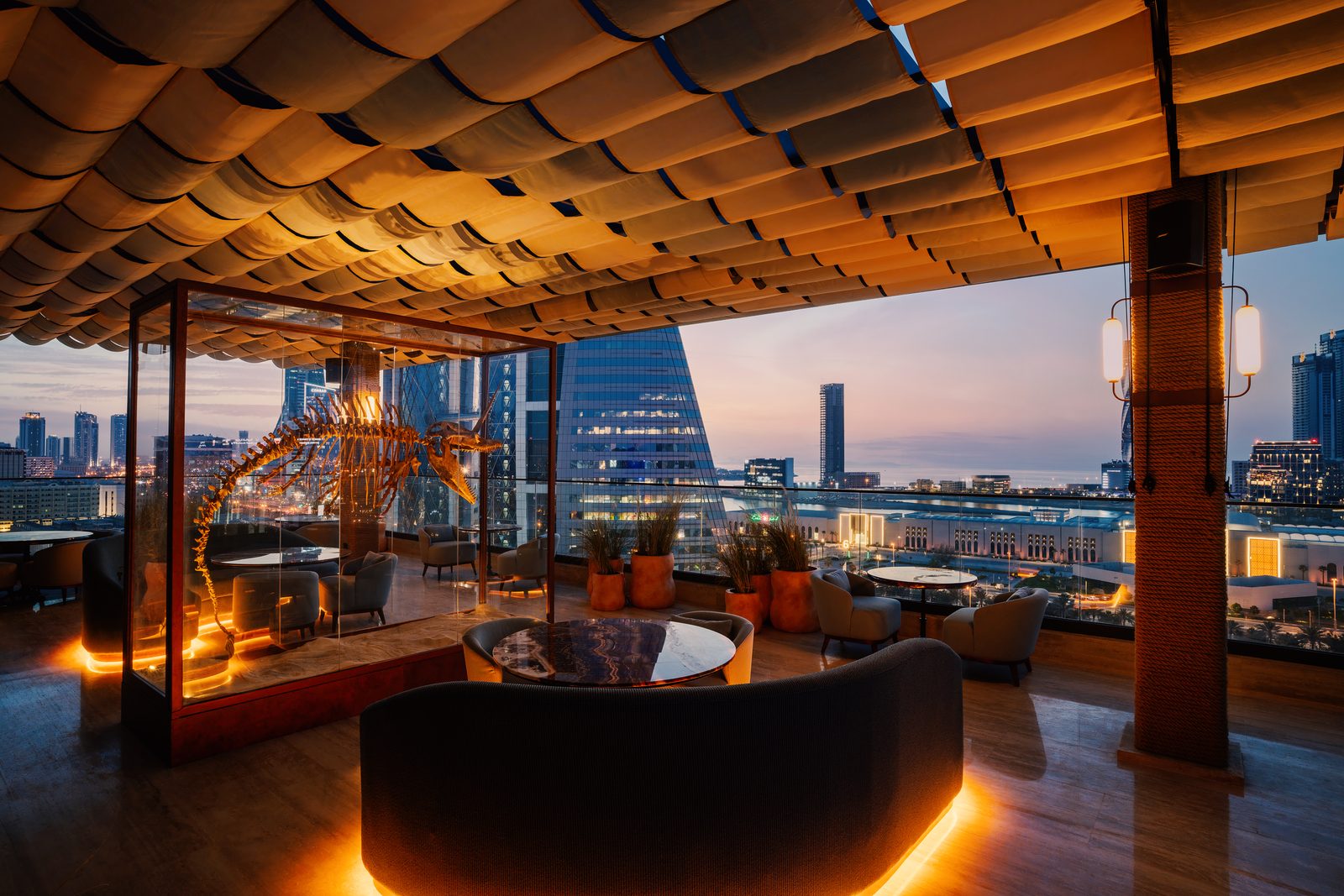Brasero Atlántico Bahrain: Rooftop seating under the terrace canopy