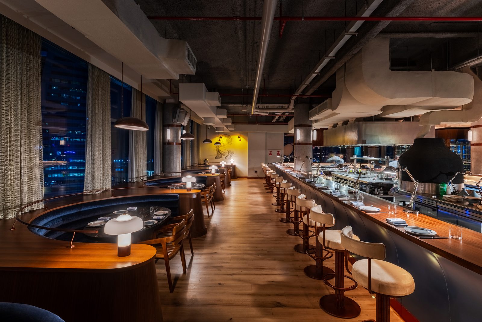 Brasero Atlántico Bahrain: The bar and dining room interior